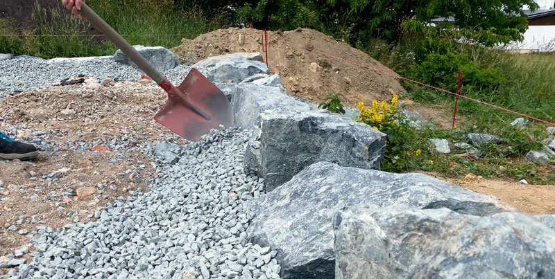 splitt wird mit einer Schaufel platziert