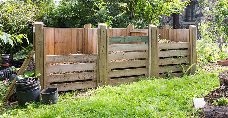 92-komposthaufen Mehrere Komposthaufen im Garten