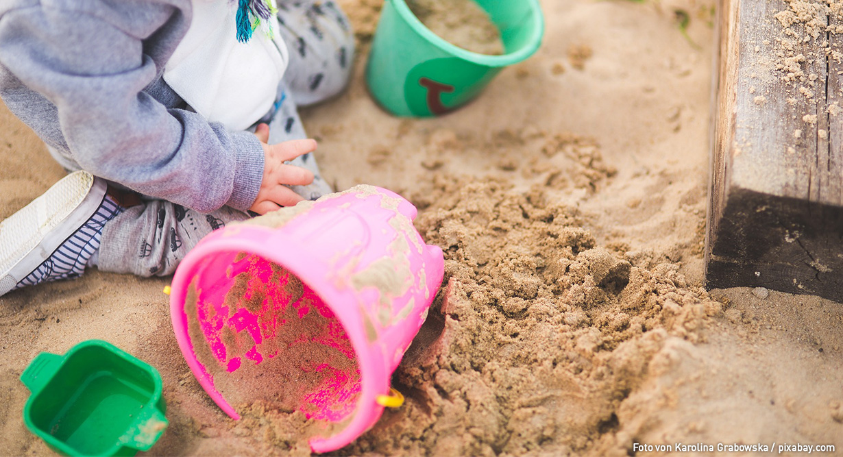 Kind spielt im Spielsand 