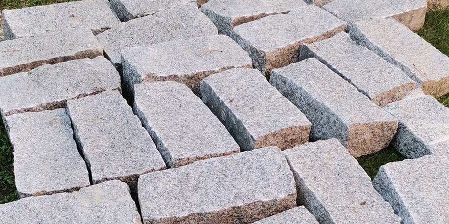 44-steine-sortieren-diy-trockenmauer-final-2 Grantitsteine liegen für Trockenmauer bereit