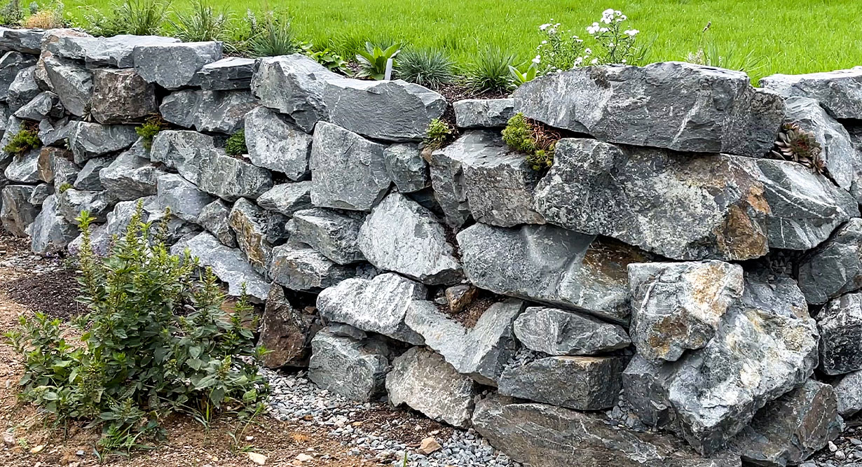 Steinmauer als Grundstücktrenner