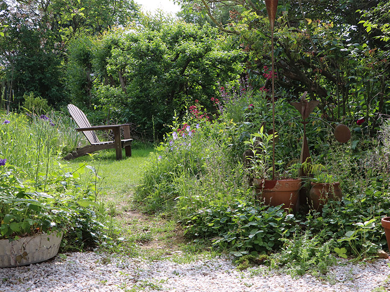 Naturgarten mit einem Holzstuhl in der Mitte