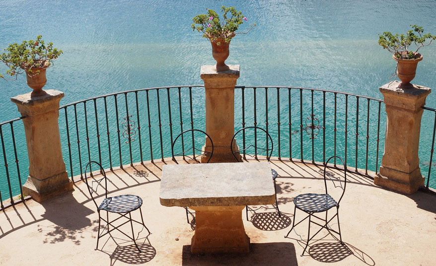 27-metall-stuehle-mediterran-6 Stühle mit Steintisch mit Ausblick aufs Meer