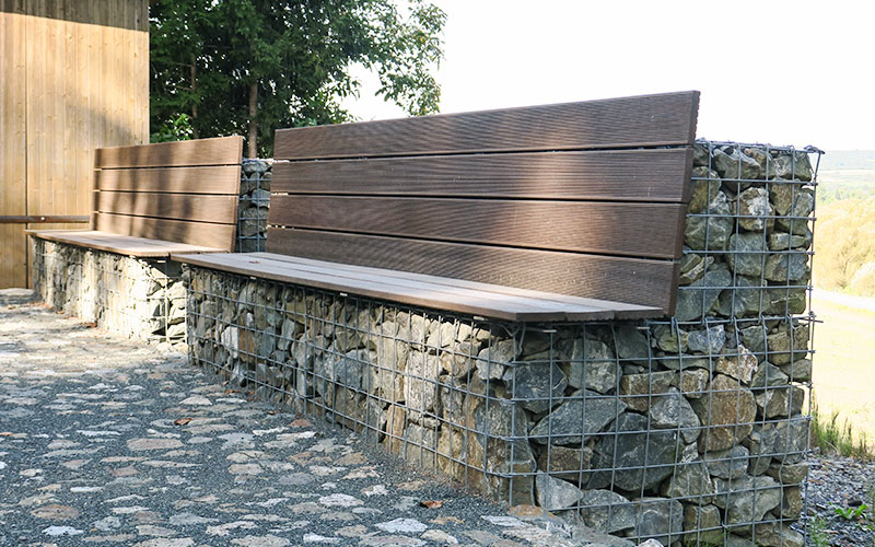 57-gabionen-bank Holzbank auf Gambionensteinen