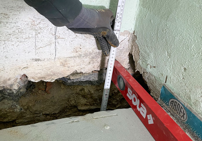 38-untergrund-vorbereiten-2 Untergrund wird mit Metermaß und Wasserwaage ausgemessen