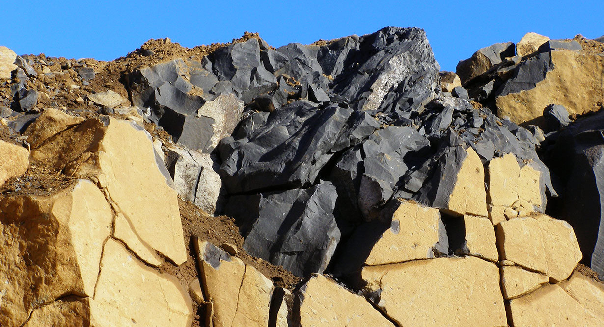 Basalt-Steinbruch vor blauem Himmel