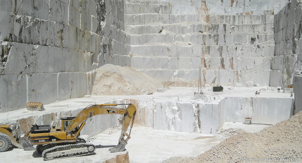 Marmorsteinbau inklusive Bagger