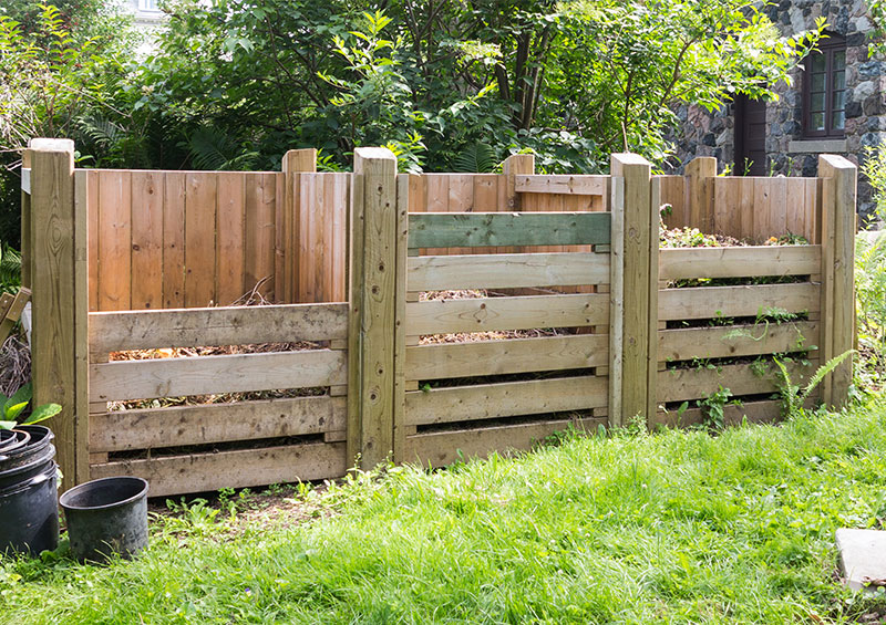 62-komposthaufen Mehrere Komposthaufen im Garten