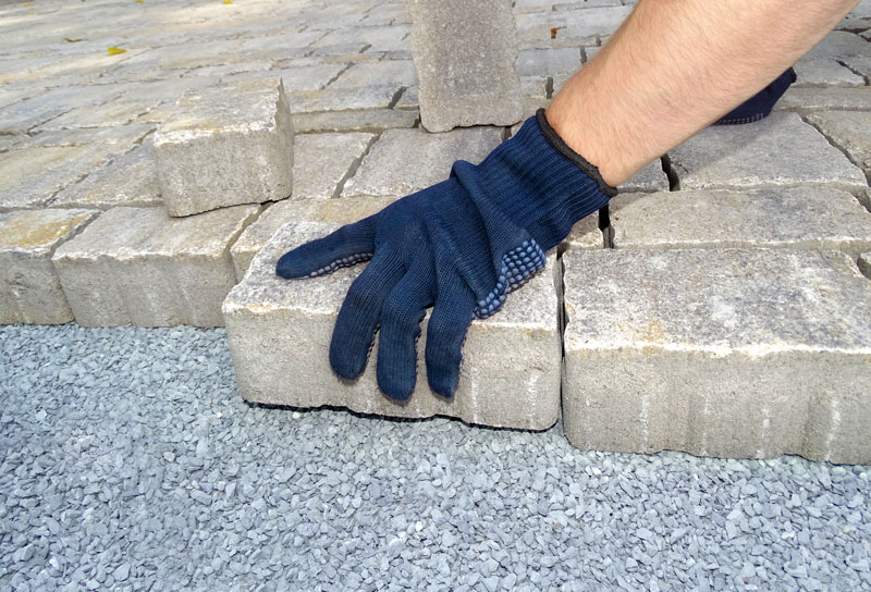 71-betonpflaster-setzen Betonpflaster werden auf Kies eingesetzt