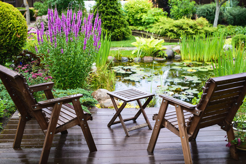 65-holzdeck-teich Gartenstühle auf einem Holzdeck vor einem Teich