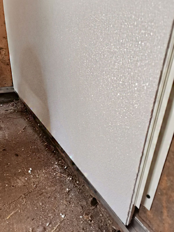 45-platten-in-schiene-einsetzen-7 Platten werden in Schiene eingesetzt