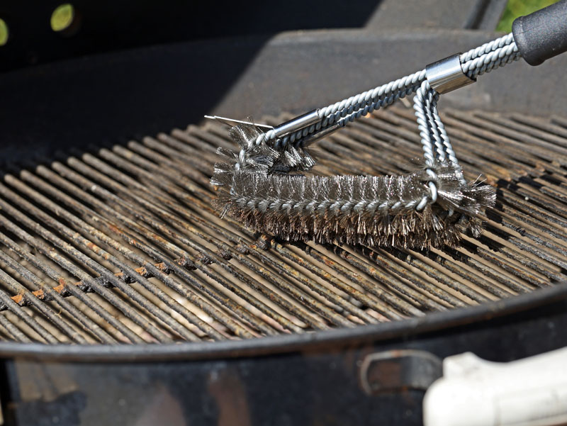 111-drahtbuerste Grillbürste auf ungeputzten Grill