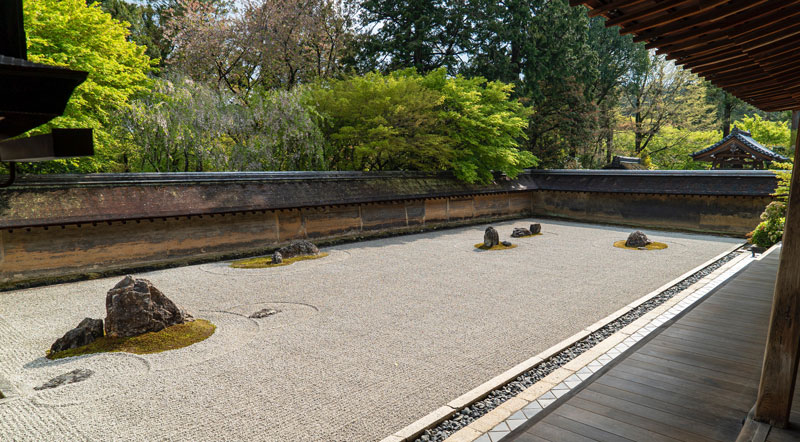 72-zen-garten-mauer Kiesbeet mit Mauer in Zen-Garten