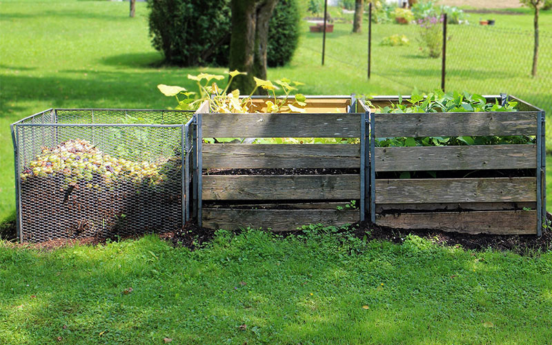 Verschiedene Kompostkästen im Garten