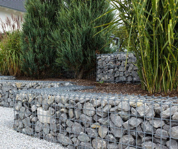 29-immergruene-gabionen-moderner-garten-4 Gambionensteine sind mit immergrünen Gräsern verziert