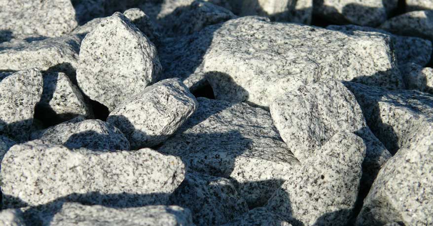 13-granit-brocken-2 Ansammlung von Granitbrocken