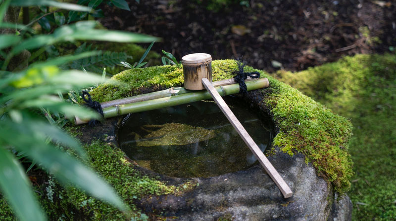 72-zen-garten-deko Wasserbad in moosigem Stein