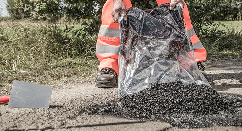usp-easyphalt-pro-2-800x434 Mann kippt Kaltasphalt in Schlagloch