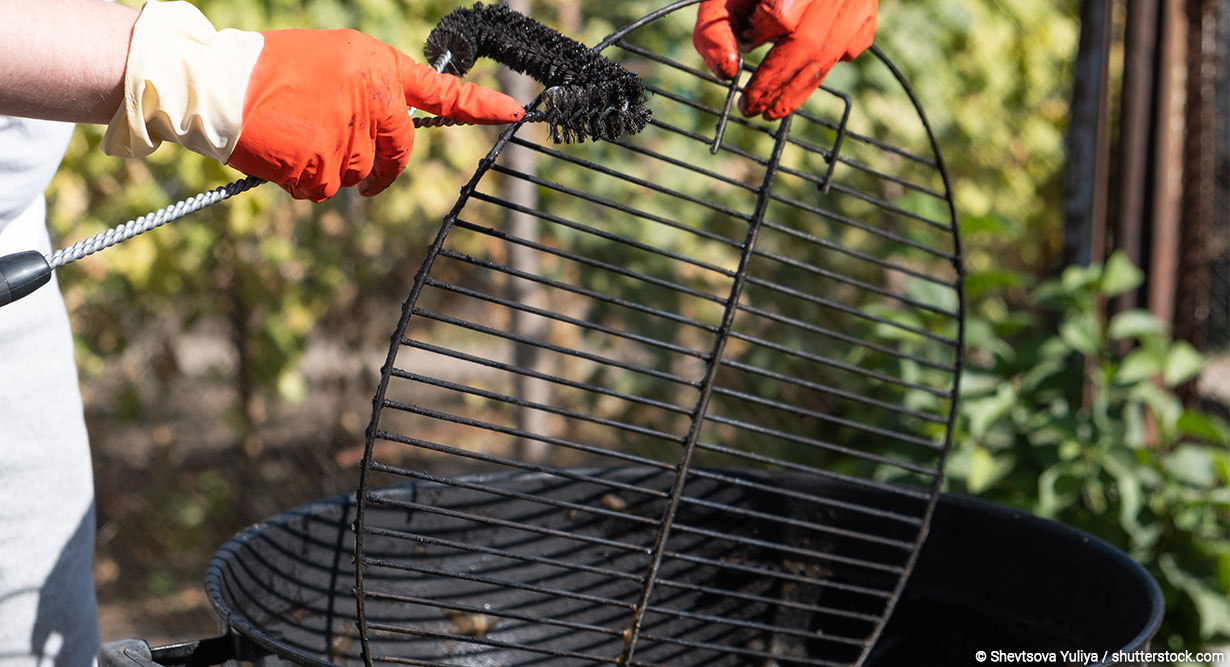Grillrost wird gereinigt
