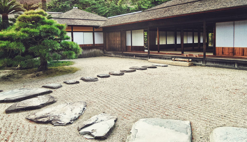 72-trittsteine-zen-garten Flache Trittsteine markieren den Weg