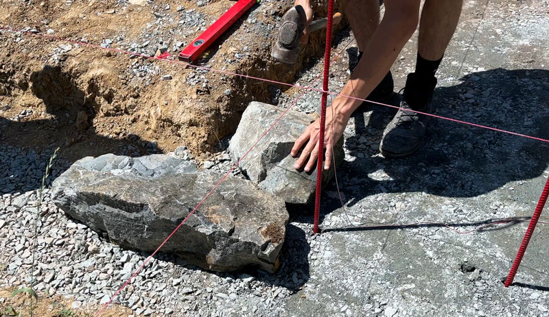 75-steine-setzen Steine werden entlang der Begrenzungsschnur gesetzt