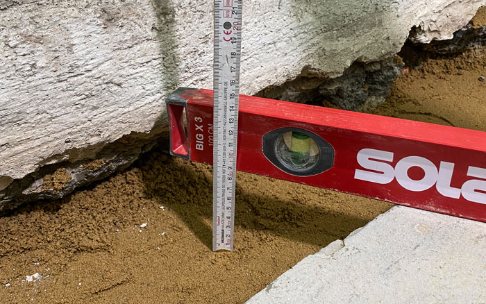 38-aufbauhoehe-pruefen-9 Mit Zollstock und Wasserwaage wird gemessen