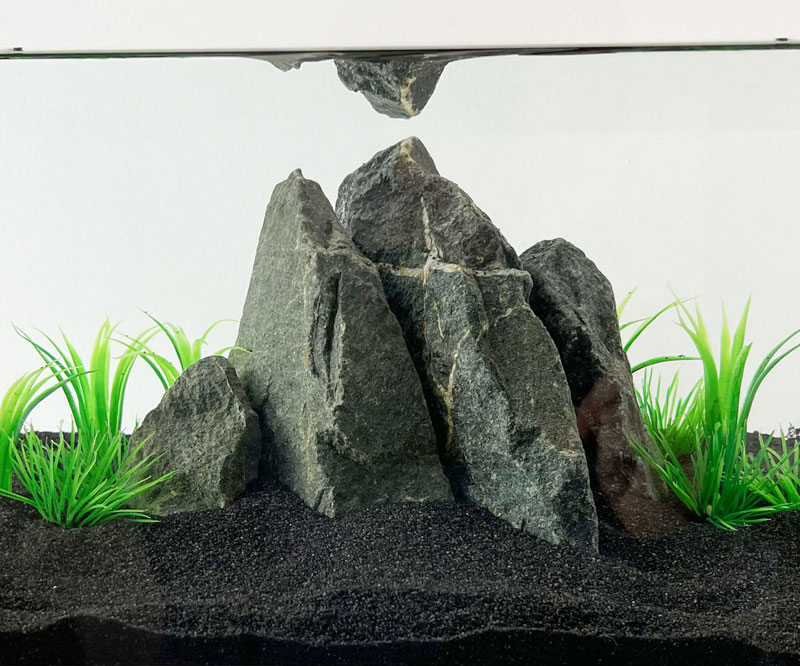 95-Diabas Diabas Gestein im schwarzen Aquariumssand