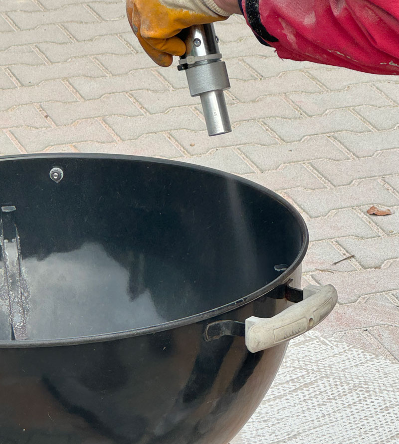 111-grill-sodastrahlen Kugelgrill wird abgestrahlt