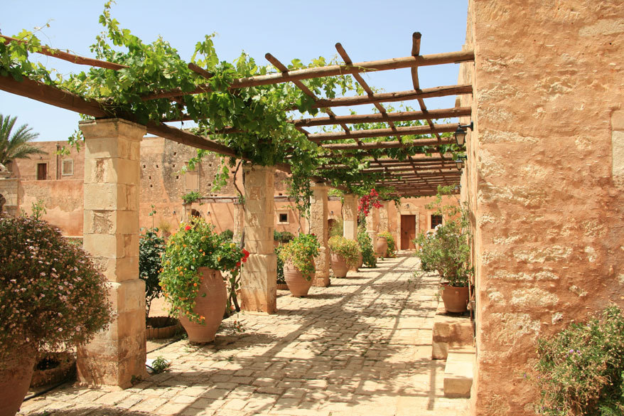 27-schattenspender-mediterran-7 Sonnige Pergola mit mediterranen Pflanzen.