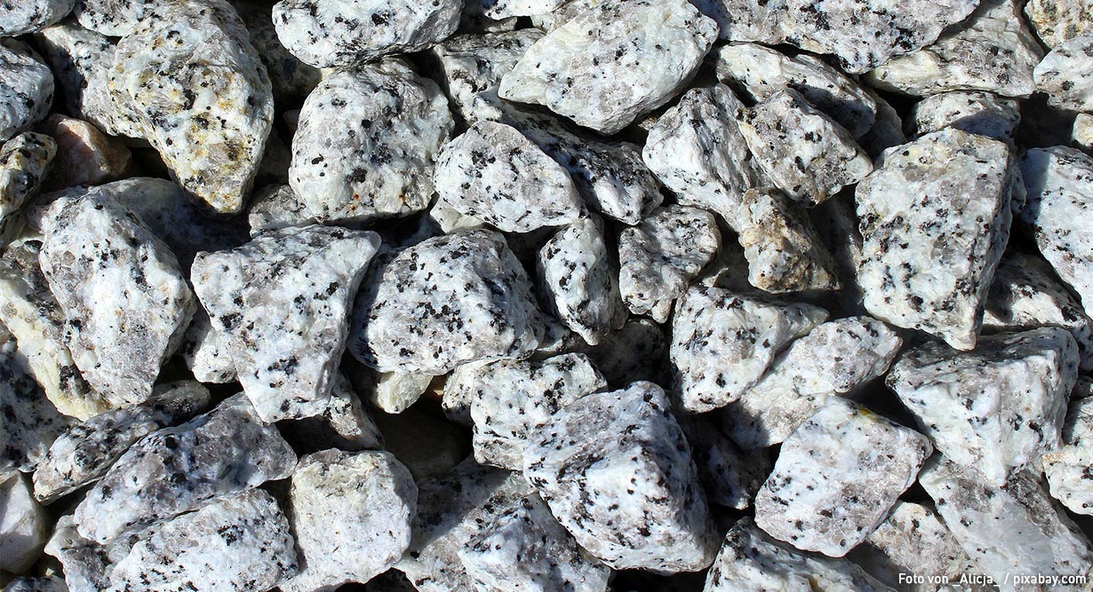 Ansammlung von Granitsplitt 