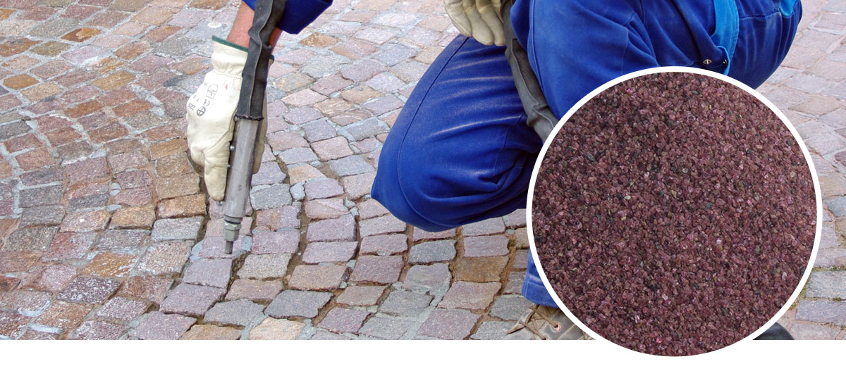 93-granatsand Kopfsteinpflaster wird mit Granatsand abgestrahlt