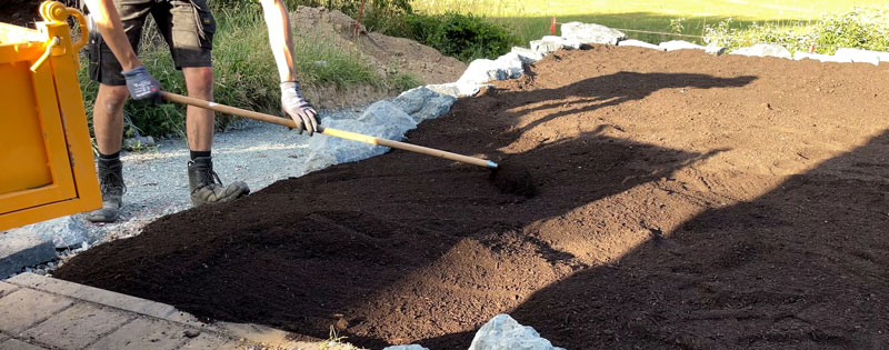 75-erde-rechen Beeterde wird gerecht
