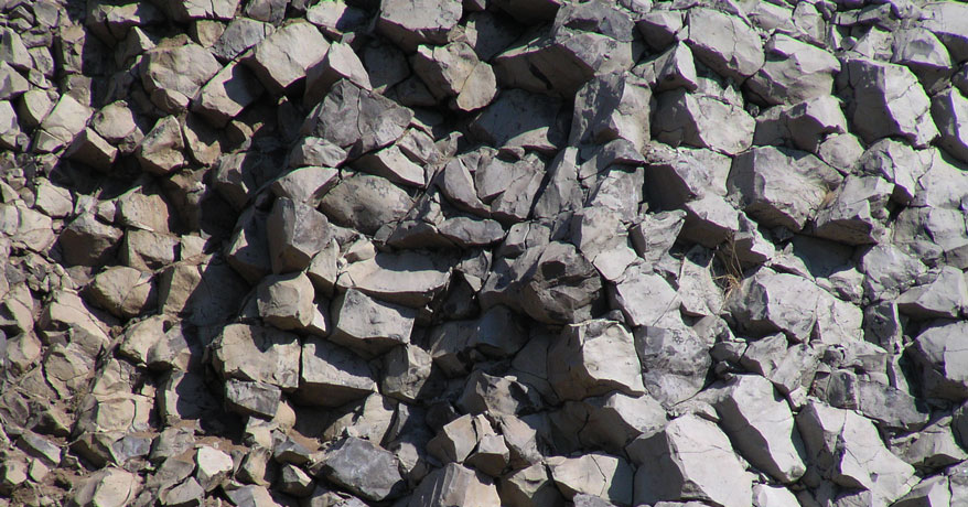 16-Basalt-Steinbruch-Pechbrunn-1 Große Menge an Basaltsteinen