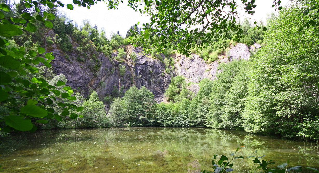 Ehemaliger Steinbruch wurde mit einem See renaturiert