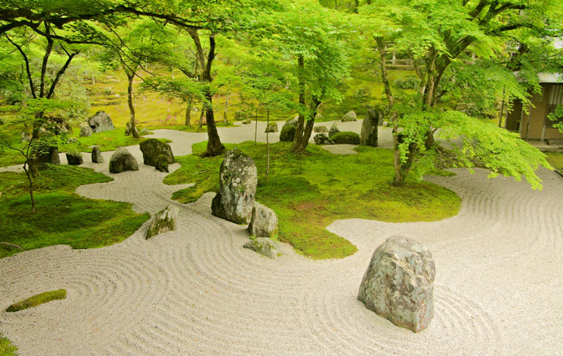 114-zen-garten Zen-Garten mit Bäumen und Felsen
